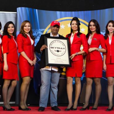 AirAsia Group CEO Tony Fernandes receives 6th consecutive World's Best Low Cost Airline award from Skytrax